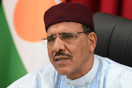 Niger : »Tentative d’évasion de Mohamed Bazoum le président déchu du Niger stoppé dans sa fuite vers le Nigeria par le régime militaire »